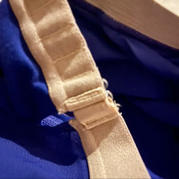 Lululemon Top w/Built in Adjustable Bra and Support - Picture 7 of 10